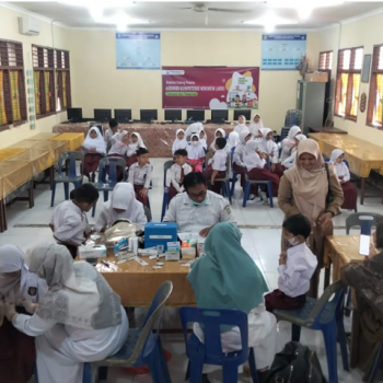 Pelaksanakan  Imunisai Campak Rubella  di SD Negeri 16 Banda