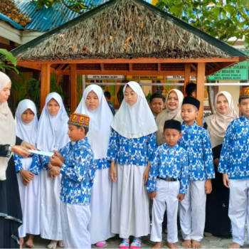 Berkah Ramadhan SDN 16 Membagikan Santunan Anak Yatim Piatu